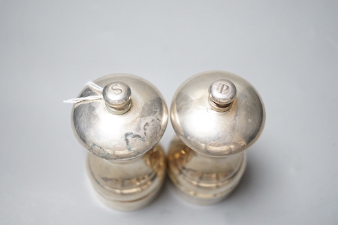 A modern pair of silver mounted salt and pepper mills, 10.4cm.